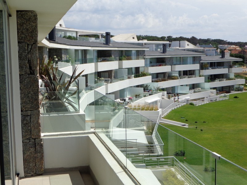 Amplio departamento en alquiler y venta con vista directa al mar en Montoya, La Barra.